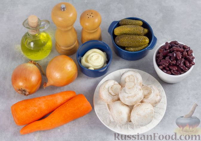 Фото приготовления рецепта: Салат с консервированной фасолью, жареными шампиньонами, солеными огурцами и морковью - шаг №1