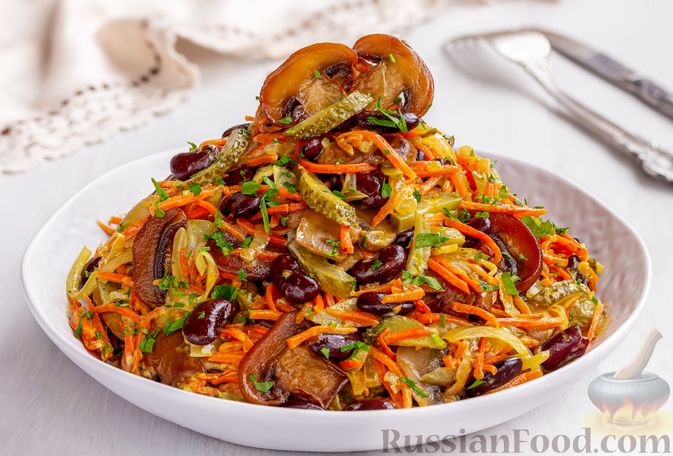 Фото к рецепту: Салат с консервированной фасолью, жареными шампиньонами, солеными огурцами и морковью