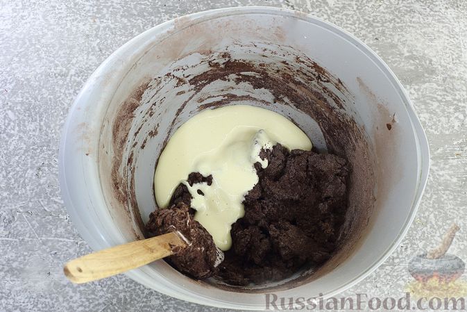 Фото приготовления рецепта: Шоколадный бисквитный рулет c бананами и кремом из сливочного сыра - шаг №10