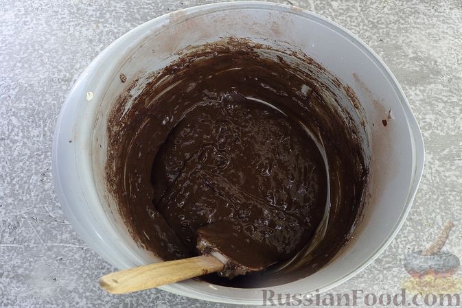 Фото приготовления рецепта: Шоколадный бисквитный рулет c бананами и кремом из сливочного сыра - шаг №11