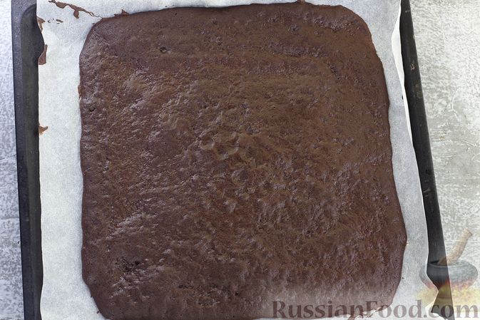 Фото приготовления рецепта: Шоколадный бисквитный рулет c бананами и кремом из сливочного сыра - шаг №13