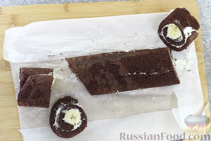 Фото приготовления рецепта: Шоколадный бисквитный рулет c бананами и кремом из сливочного сыра - шаг №23
