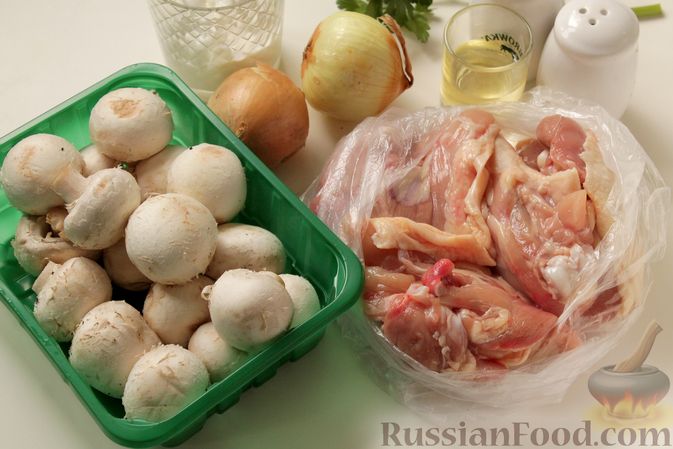 Фото приготовления рецепта: Куриные бёдра, запечённые с грибами и сметаной - шаг №1