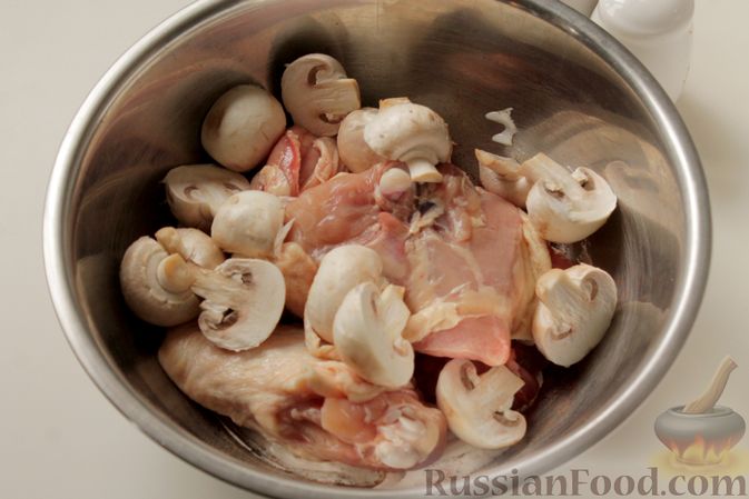 Фото приготовления рецепта: Куриные бёдра, запечённые с грибами и сметаной - шаг №3