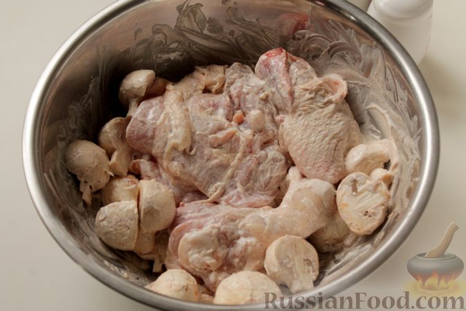 Фото приготовления рецепта: Куриные бёдра, запечённые с грибами и сметаной - шаг №4