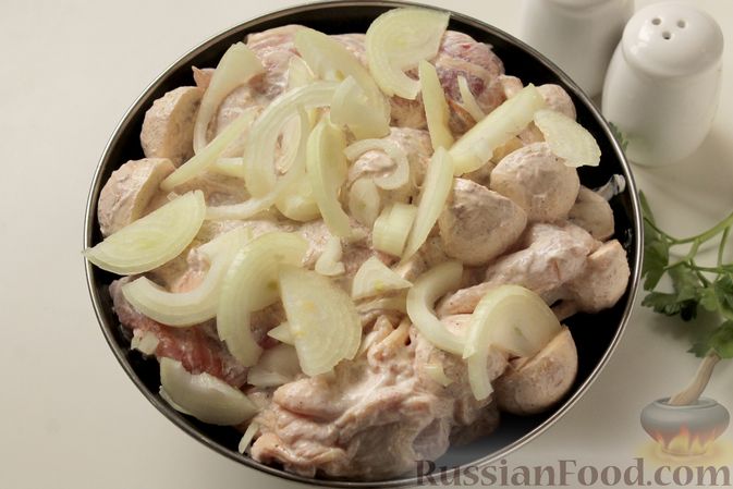 Фото приготовления рецепта: Куриные бёдра, запечённые с грибами и сметаной - шаг №5