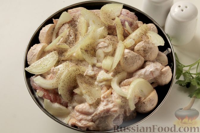 Фото приготовления рецепта: Куриные бёдра, запечённые с грибами и сметаной - шаг №6