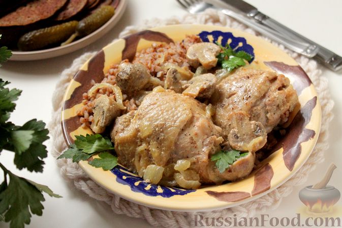 Фото приготовления рецепта: Куриные бёдра, запечённые с грибами и сметаной - шаг №8