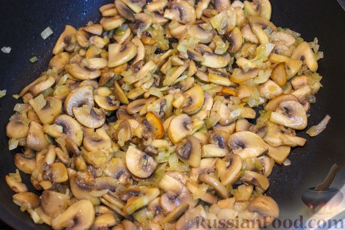 Фото приготовления рецепта: Запечённая капуста с грибами - шаг №4