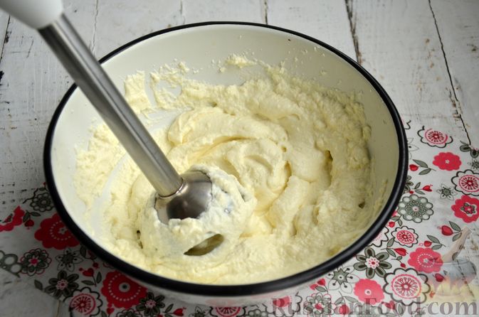 Фото приготовления рецепта: Творожный сыр из молока и кефира - шаг №9