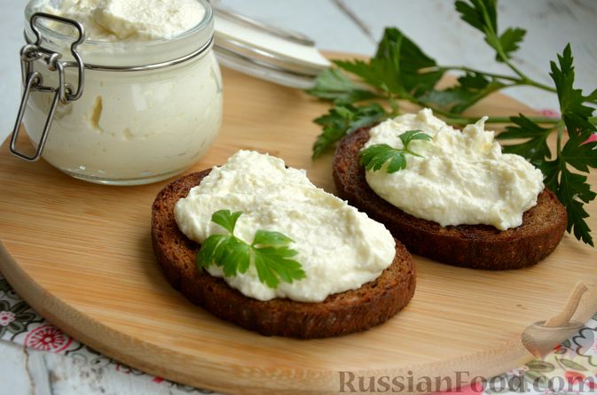 Фото приготовления рецепта: Творожный сыр из молока и кефира - шаг №13
