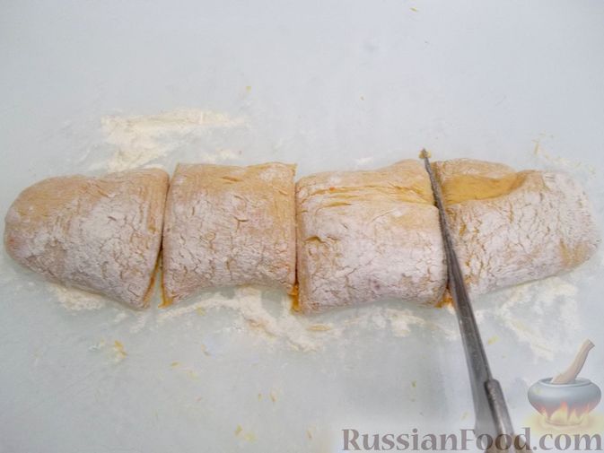 Фото приготовления рецепта: Тыквенные дрожжевые булочки с колбасой и сыром - шаг №16
