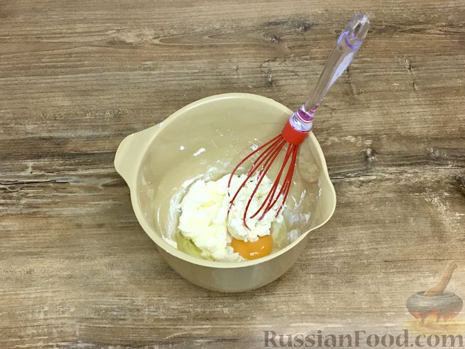 Фото приготовления рецепта: Тыквенный кекс с начинкой из сливочного сыра - шаг №6