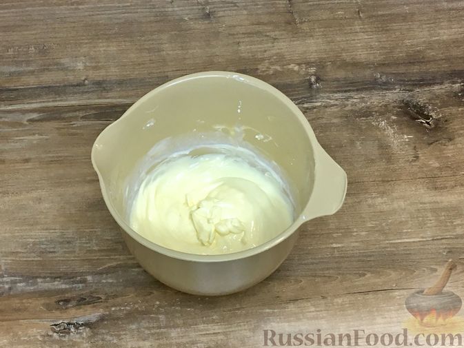 Фото приготовления рецепта: Тыквенный кекс с начинкой из сливочного сыра - шаг №8