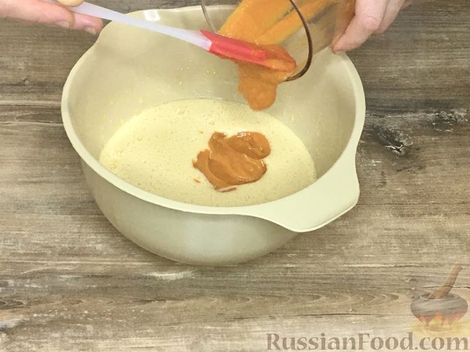 Фото приготовления рецепта: Тыквенный кекс с начинкой из сливочного сыра - шаг №14