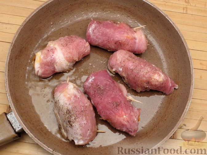 Фото приготовления рецепта: Рулеты из свинины с морковью по-корейски - шаг №4