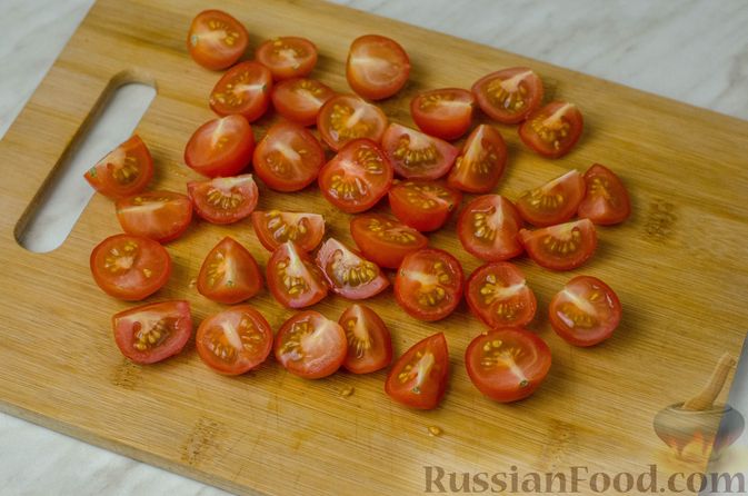 Фото приготовления рецепта: Треска, запечённая с помидорами черри, в белом вине и сливках - шаг №4