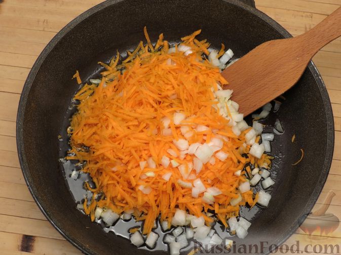 Фото приготовления рецепта: Тушёная цветная капуста с грибами - шаг №4