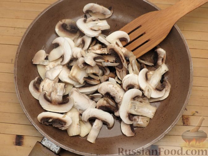 Фото приготовления рецепта: Тушёная цветная капуста с грибами - шаг №7