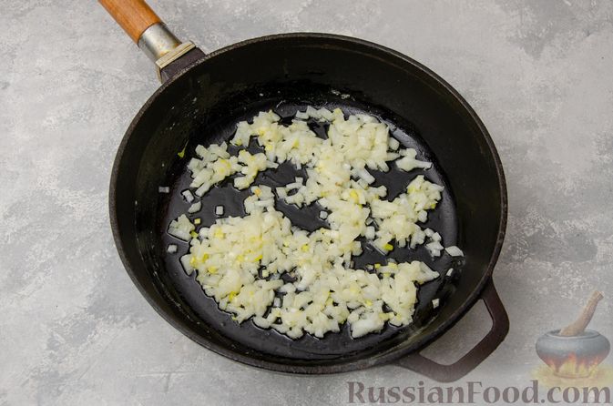Фото приготовления рецепта: Картофельная запеканка с грибами, сметаной и сыром - шаг №4