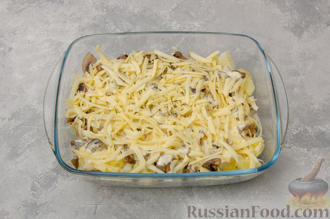 Фото приготовления рецепта: Картофельная запеканка с грибами, сметаной и сыром - шаг №12