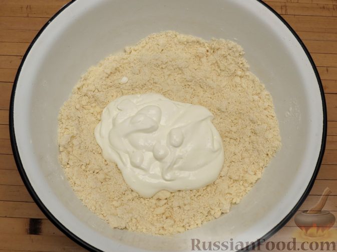 Фото приготовления рецепта: Пирожки с яблоками, из песочного теста на сметане - шаг №3