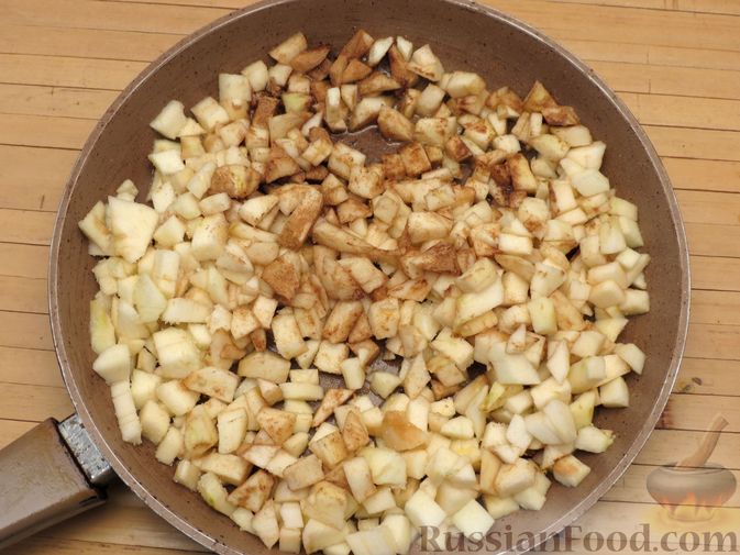 Фото приготовления рецепта: Пирожки с яблоками, из песочного теста на сметане - шаг №7