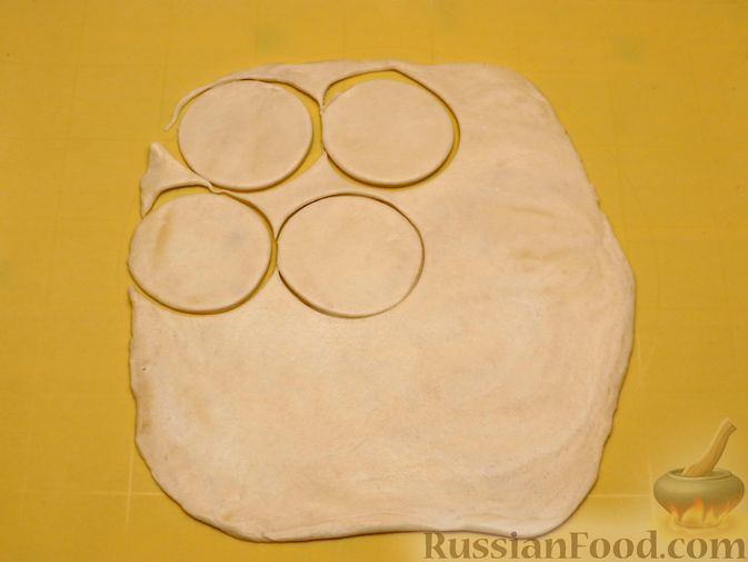 Фото приготовления рецепта: Пирожки с яблоками, из песочного теста на сметане - шаг №10