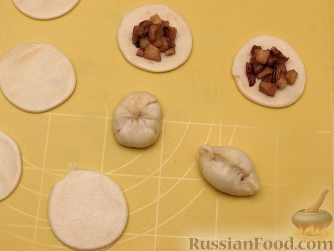 Фото приготовления рецепта: Пирожки с яблоками, из песочного теста на сметане - шаг №11