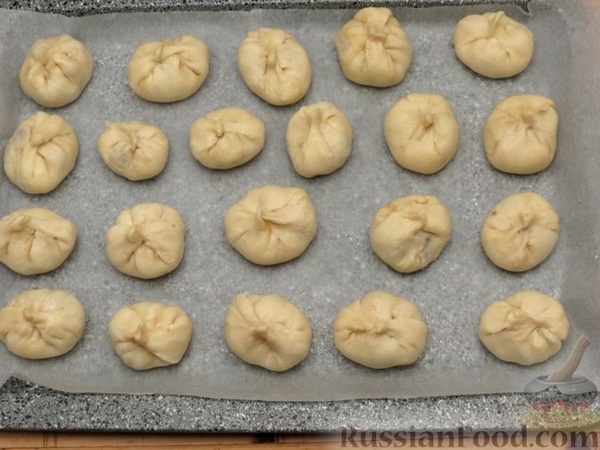 Фото приготовления рецепта: Пирожки с яблоками, из песочного теста на сметане - шаг №12