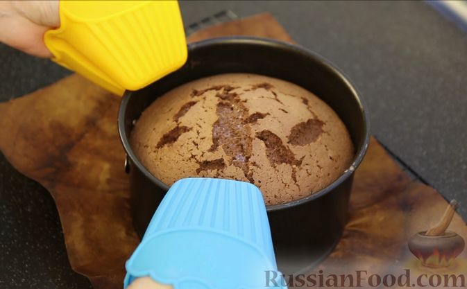 Фото приготовления рецепта: Шоколадный бисквит на какао - шаг №13