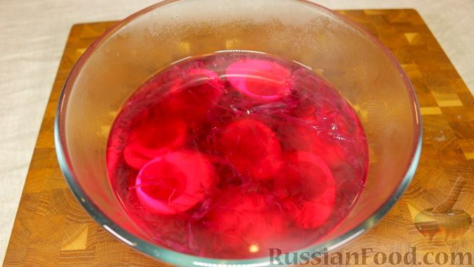 Фото приготовления рецепта: Закуска из розовых фаршированных яиц - шаг №4