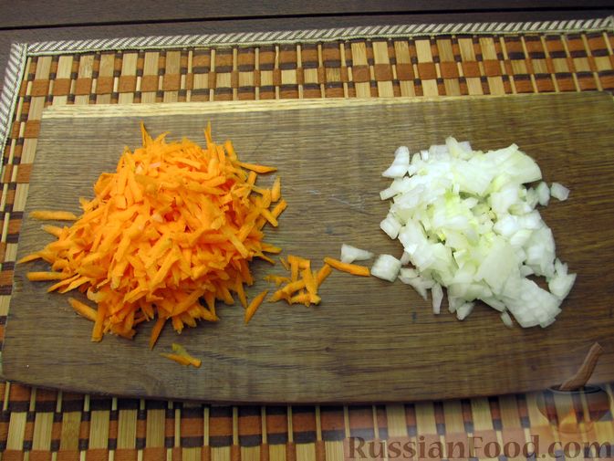 Фото приготовления рецепта: Рисовый суп с мясными фрикадельками и томатной пастой - шаг №5