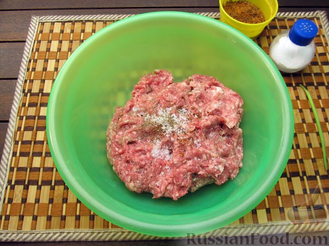 Фото приготовления рецепта: Рисовый суп с мясными фрикадельками и томатной пастой - шаг №2