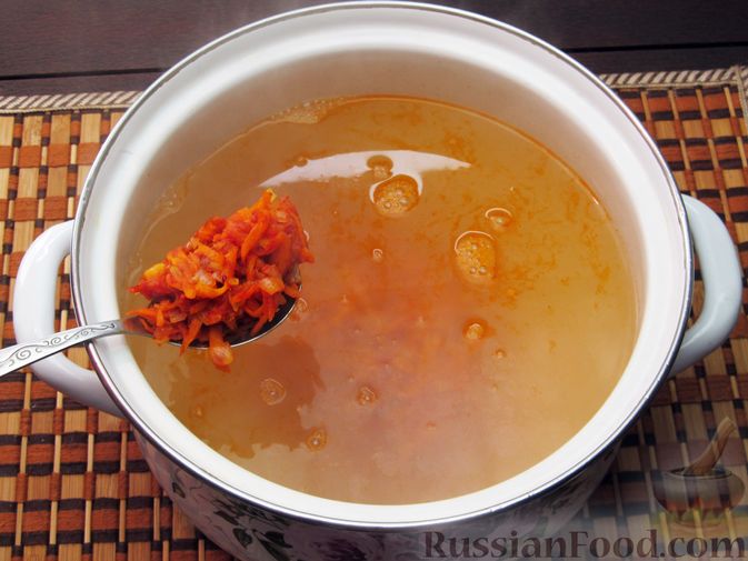 Фото приготовления рецепта: Рисовый суп с мясными фрикадельками и томатной пастой - шаг №10