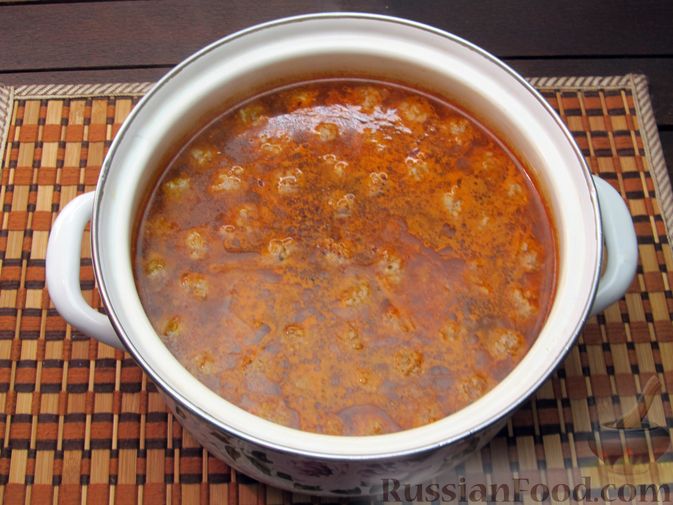 Фото приготовления рецепта: Рисовый суп с мясными фрикадельками и томатной пастой - шаг №12
