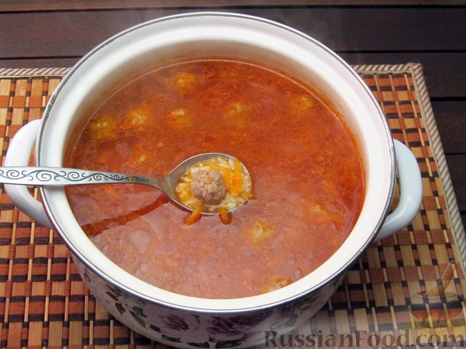 Фото приготовления рецепта: Рисовый суп с мясными фрикадельками и томатной пастой - шаг №13