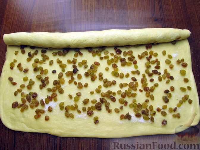 Фото приготовления рецепта: Медовые плюшки на сливках, с изюмом - шаг №10
