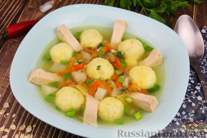 Фото к рецепту: Куриный суп с яичными шариками, овсяными хлопьями и сладким перцем