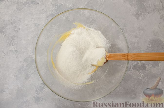 Фото приготовления рецепта: Творожное печенье с мёдом, цедрой и сахарной глазурью - шаг №5