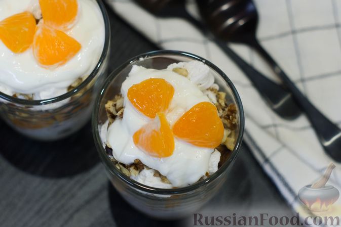 Фото приготовления рецепта: Сметанный десерт с зефиром, мандаринами и грецкими орехами - шаг №11