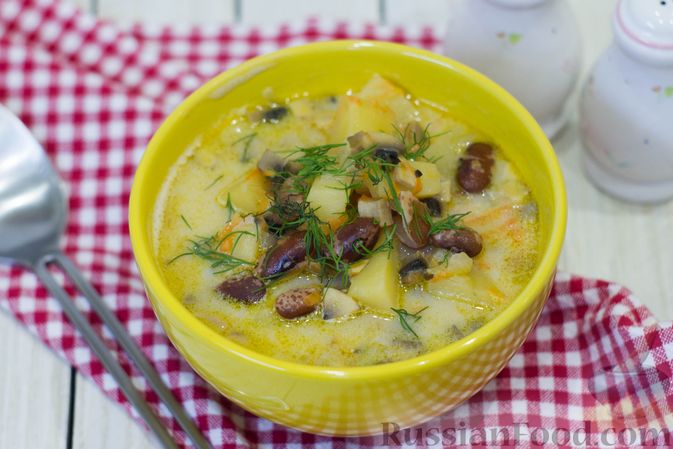 Фото к рецепту: Грибной суп с фасолью и плавленым сыром