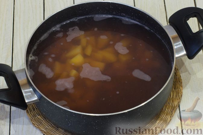 Фото приготовления рецепта: Грибной суп с фасолью и плавленым сыром - шаг №7