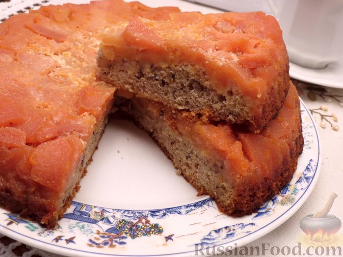 Фото к рецепту: Ореховый пирог-перевёртыш с айвой