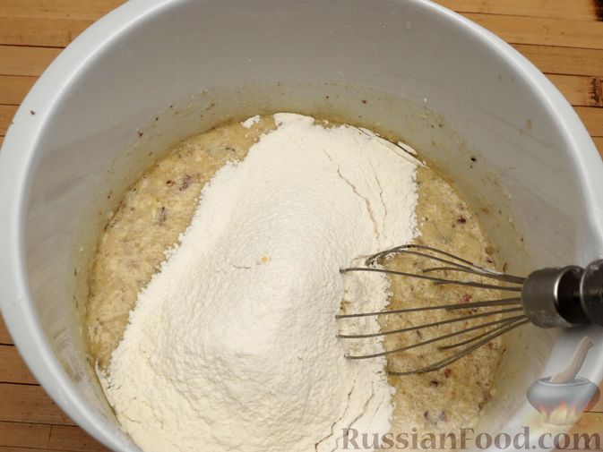 Фото приготовления рецепта: Ореховый пирог-перевёртыш с айвой - шаг №11