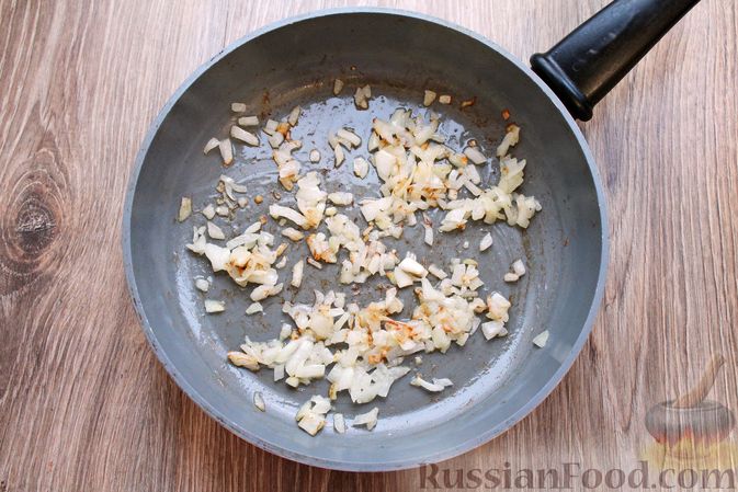 Фото приготовления рецепта: Тушёная капуста с брусникой - шаг №2
