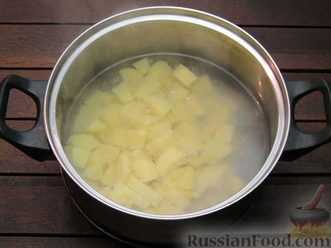 Фото приготовления рецепта: Рыбный суп со сливками - шаг №3