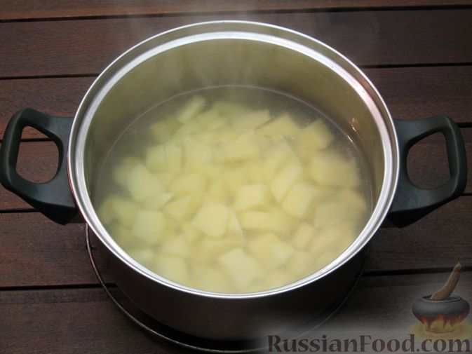 Фото приготовления рецепта: Рыбный суп со сливками - шаг №4