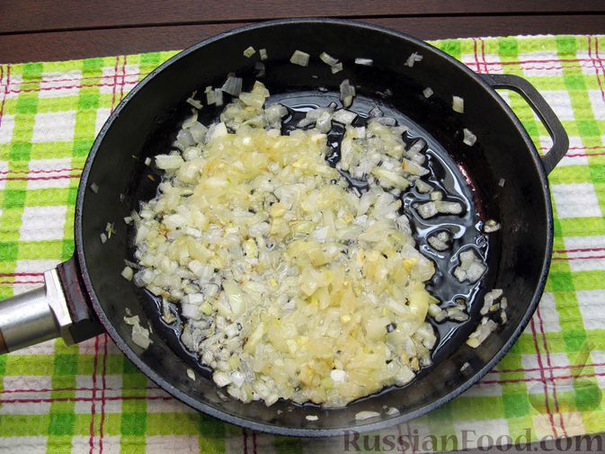 Фото приготовления рецепта: Стручковая фасоль, тушенная с консервированными помидорами - шаг №3
