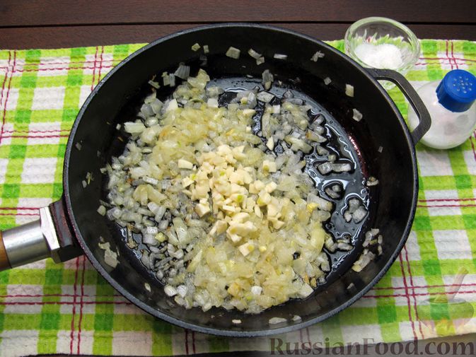 Фото приготовления рецепта: Стручковая фасоль, тушенная с консервированными помидорами - шаг №4